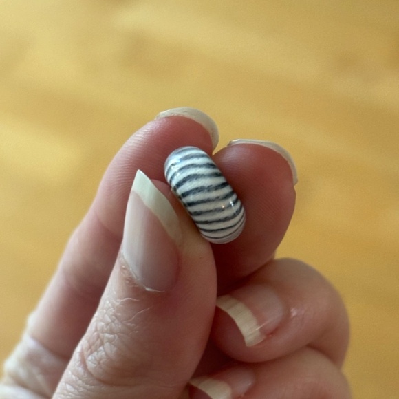 Trollbeads Gray Wolf bead - Picture 3 of 3